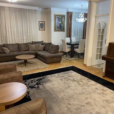 Miete einer geräumigen 3-Zimmer-Wohnung, 100 m², mit zwei Terrassen in Neu-Belgrad, Serbien
